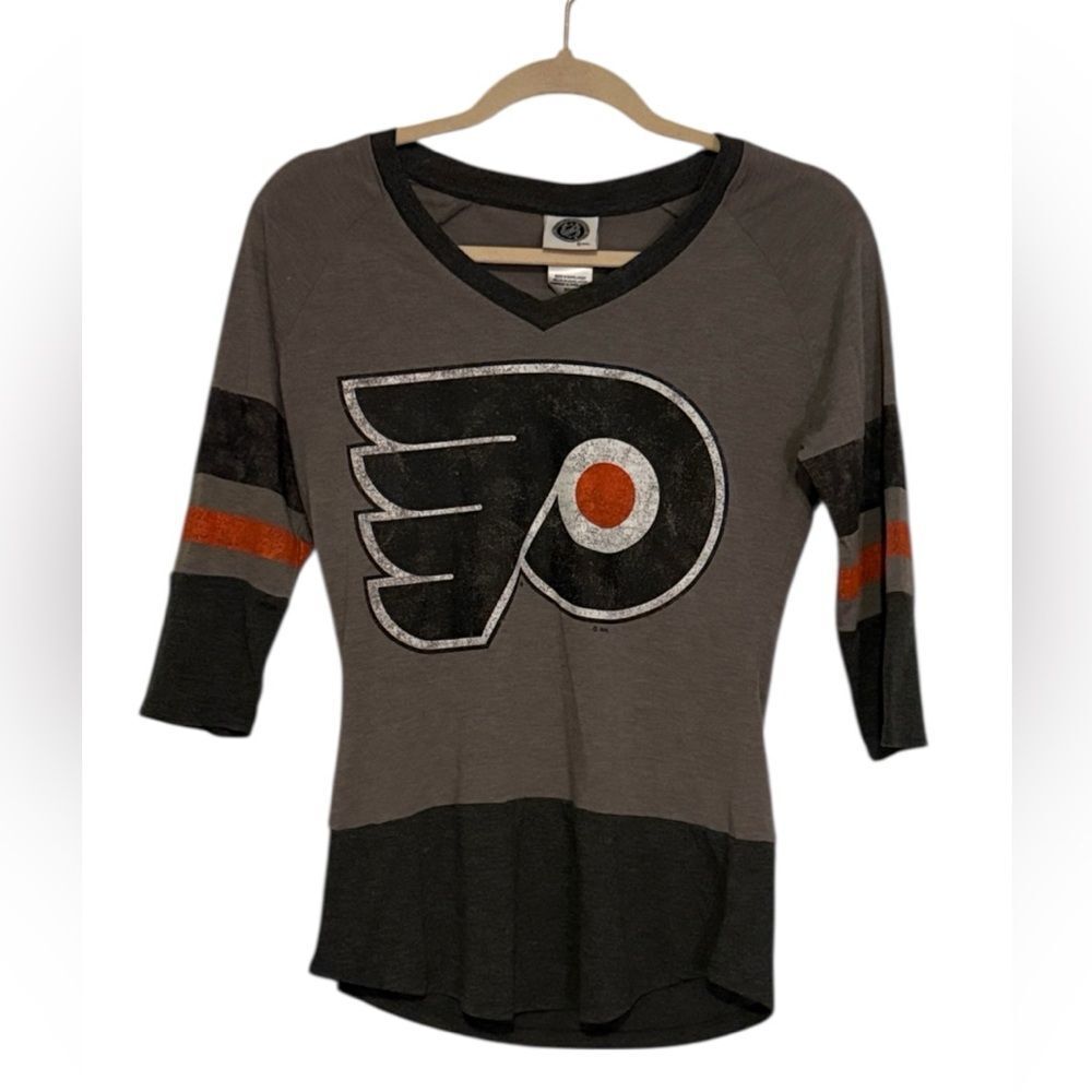 NHL New with tags Women’s Small Philadelphia Flyers V neck shirt